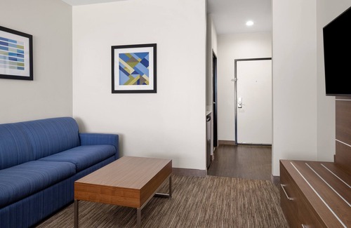 Graham Hotel | Guest Favorite: Holiday Inn Express & Suites Graham with Pool