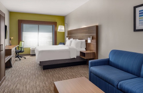 Graham Hotel | Guest Favorite: Holiday Inn Express & Suites Graham with Pool
