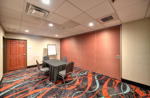 Manteca Hotel | Guest Rated Holiday Inn Express Manteca with Pool & Breakfast