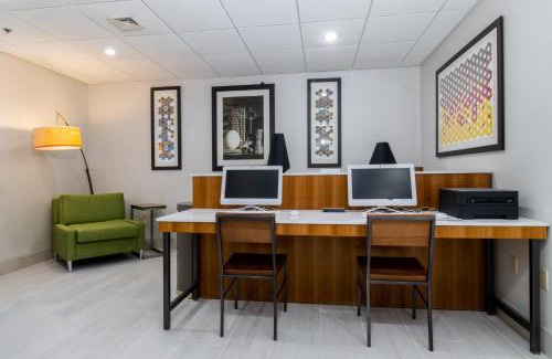 Swansea Hotel | Cozy Holiday Inn Express & Suites Swansea with Oceanfront Views