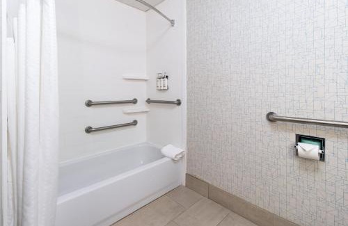 Swansea Hotel | Cozy Holiday Inn Express & Suites Swansea with Oceanfront Views