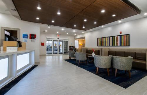 Swansea Hotel | Cozy Holiday Inn Express & Suites Swansea with Oceanfront Views