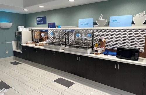 Weston Hotel | Top-Rated Holiday Inn Express Weston: Pool & Breakfast Included