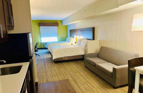 Halton Regional Municipality Hotel | Comfortable Stay at Holiday Inn Express Milton with Pool & Breakfast