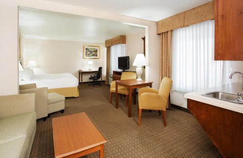 Marion Hotel | Family-Friendly Holiday Inn Express Hotel & Suites Marion