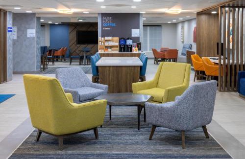 Monaca Hotel | Comfortable Holiday Inn Express with Pool & Ocean Views
