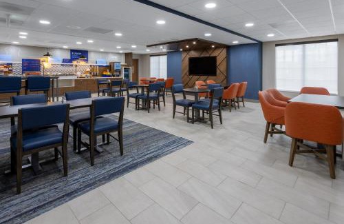 Monaca Hotel | Comfortable Holiday Inn Express with Pool & Ocean Views