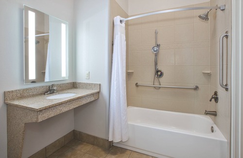 Niles Hotel | Comfortable Stay at Holiday Inn Express Niles with Pool & Breakfast