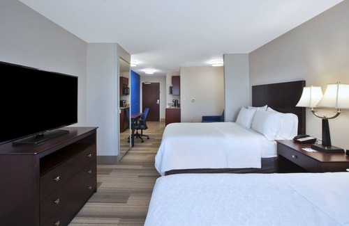Niles Hotel | Comfortable Stay at Holiday Inn Express Niles with Pool & Breakfast