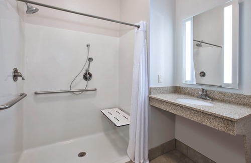 Niles Hotel | Comfortable Stay at Holiday Inn Express Niles with Pool & Breakfast