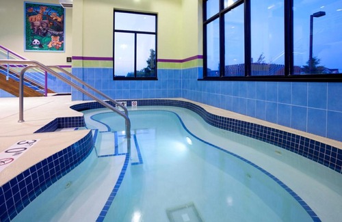 Rogers Hotel | Discover Holiday Inn Express & Suites Rogers: Family-Friendly Getaway