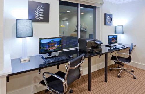 Rogers Hotel | Discover Holiday Inn Express & Suites Rogers: Family-Friendly Getaway