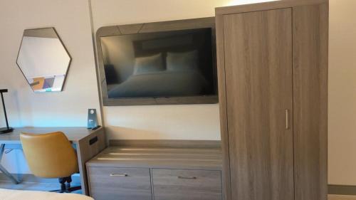 Drums Hotel | Comfortable Stay at Holiday Inn Express Drums-Hazelton