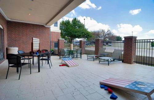 Hurst Hotel | Top-Rated Holiday Inn Express DFW West with Ocean View