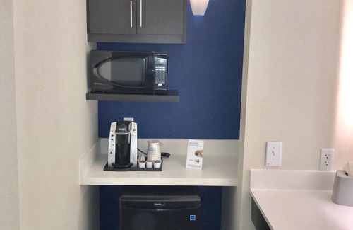 Tracy Hotel | Top-Rated Holiday Inn Express Hotel & Suites in Tracy