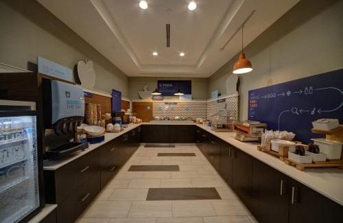 Yukon Hotel | Experience Comfort at Holiday Inn Express Yukon, OK