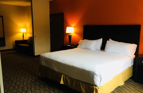 Cadillac Hotel | Discover Holiday Inn Express Cadillac: Guest Rated 8.2/10