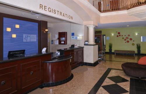 El Centro Hotel | Discover Holiday Inn Express El Centro with Pool & Hot Tub