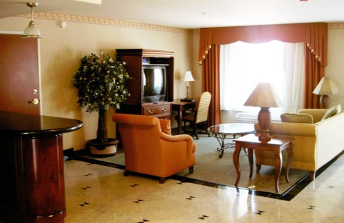 El Centro Hotel | Discover Holiday Inn Express El Centro: Pool & Breakfast Included
