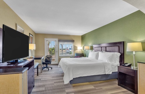 El Centro Hotel | Discover Holiday Inn Express El Centro: Pool & Breakfast Included