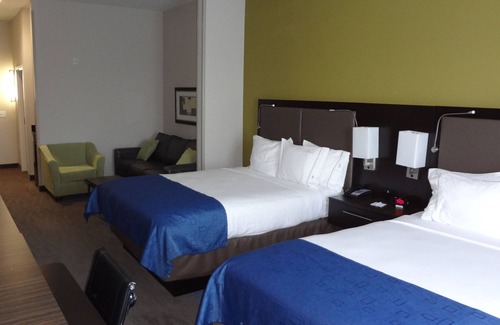 El Reno Hotel | Family-Friendly Holiday Inn Express El Reno with Pool & Breakfast