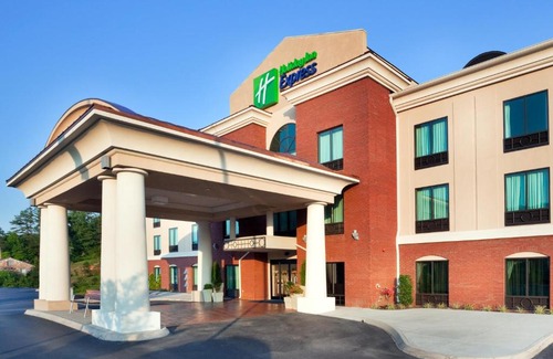 Harriman Hotel | Unbeatable Stay at Holiday Inn Express Harriman with Pool & Spa
