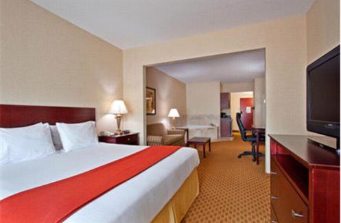 Harriman Hotel | Unbeatable Stay at Holiday Inn Express Harriman with Pool & Spa