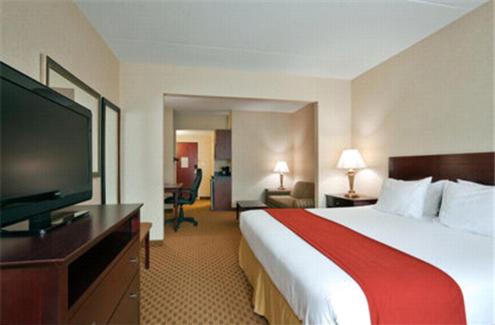 Harriman Hotel | Unbeatable Stay at Holiday Inn Express Harriman with Pool & Spa