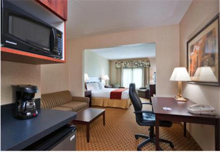 Harriman Hotel | Unbeatable Stay at Holiday Inn Express Harriman with Pool & Spa