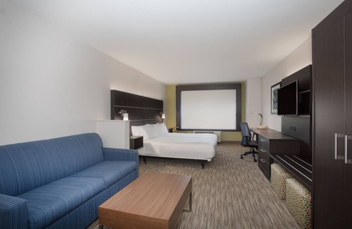 Longmont Hotel | Discover Holiday Inn Express Longmont: Pool, Spa & Breakfast