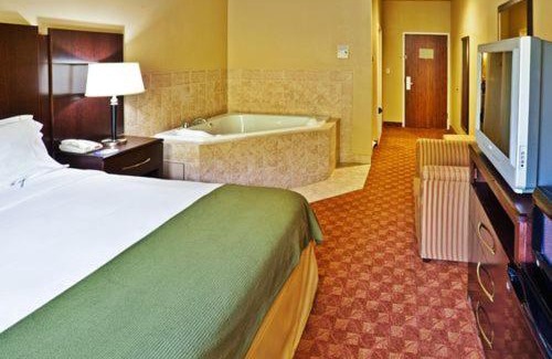 Muskogee Hotel | Relaxing Stay at Holiday Inn Express Hotel & Suites Muskogee
