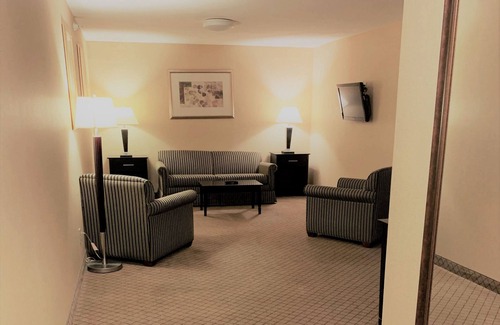 Plymouth Hotel | Discover Holiday Inn Express Hotel & Suites Plymouth