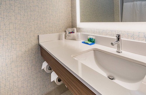 Swansea Hotel | Cozy Holiday Inn Express Hotel & Suites Swansea with Pool