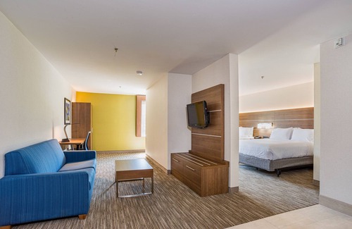 Swansea Hotel | Cozy Holiday Inn Express Hotel & Suites Swansea with Pool