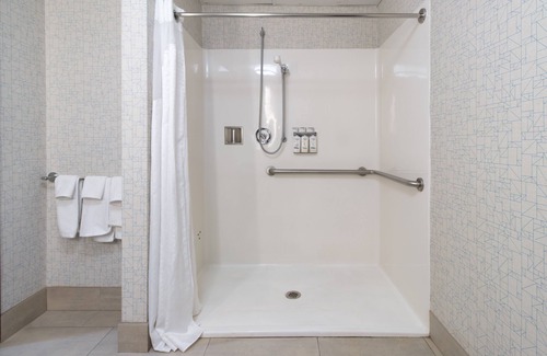 Swansea Hotel | Cozy Holiday Inn Express Hotel & Suites Swansea with Pool