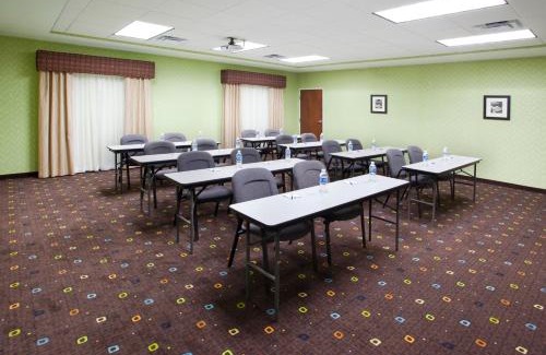 Van Wert Hotel | Family-Friendly Holiday Inn Express Van Wert with Pool Access