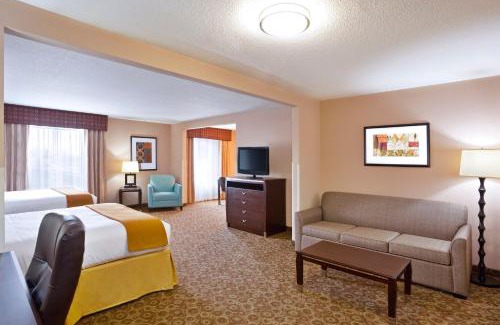Van Wert Hotel | Family-Friendly Holiday Inn Express Van Wert with Pool Access