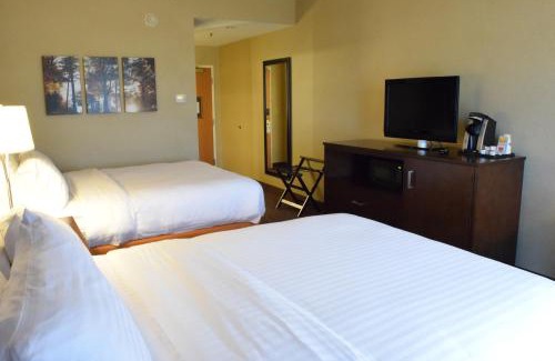Watertown Hotel | Welcoming Holiday Inn Express Watertown with Pool & Ocean View