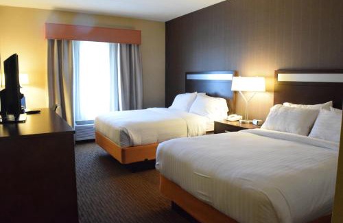 Watertown Hotel | Welcoming Holiday Inn Express Watertown with Pool & Ocean View
