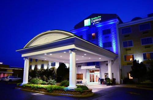 Watertown Hotel | Welcoming Holiday Inn Express Watertown with Pool & Ocean View