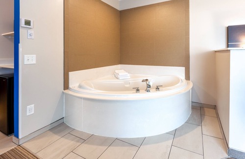 Woodhaven Hotel | Discover Holiday Inn Express Hotel & Suites Woodhaven Awaits