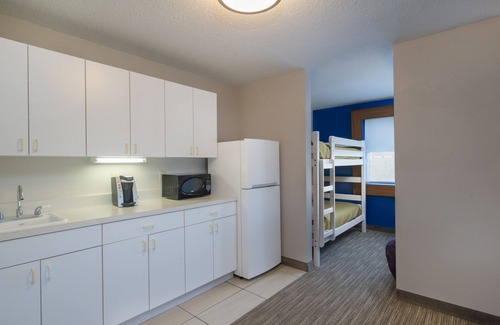 Howe Hotel | Guest Rated: Holiday Inn Express Howe with Pool & Breakfast