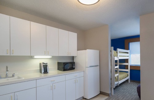 Howe Hotel | Guest Rated: Holiday Inn Express Howe with Pool & Breakfast