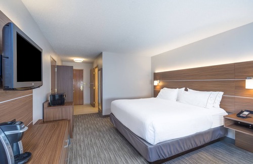 Howe Hotel | Guest Rated: Holiday Inn Express Howe with Pool & Breakfast