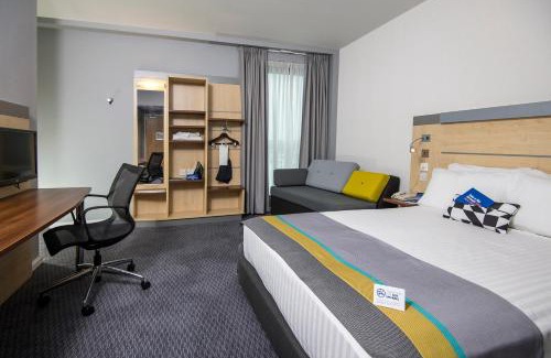 Hull Hotel | Explore Holiday Inn Express Hull City Centre: Family-Friendly Stay