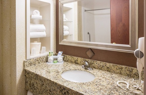 Arcadia Hotel | Inviting Holiday Inn Express near Westgate Mall with Pool