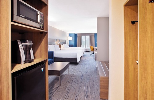 Arcadia Hotel | Inviting Holiday Inn Express near Westgate Mall with Pool