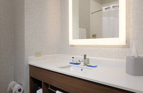 Indianapolis Hotel | Family-Friendly Holiday Inn Express Indianapolis with Pool & Spa