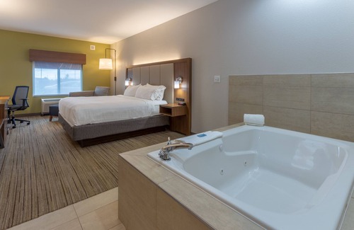 Indianapolis Hotel | Family-Friendly Holiday Inn Express Indianapolis with Pool & Spa