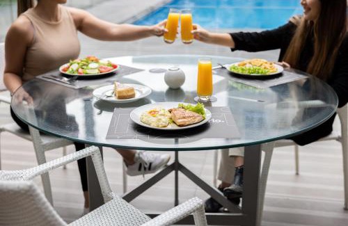 Cavancha Hotel | Relaxing Stay at Holiday Inn Express Iquique, 4-Star Comfort
